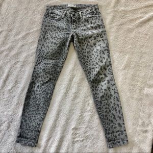 Current/Elliott Gray Leopard Skinny pant sz25